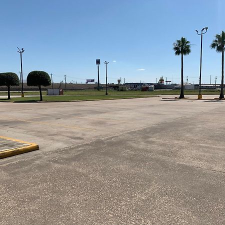 Отель Super 8 By Wyndham Baytown I-10 Экстерьер фото